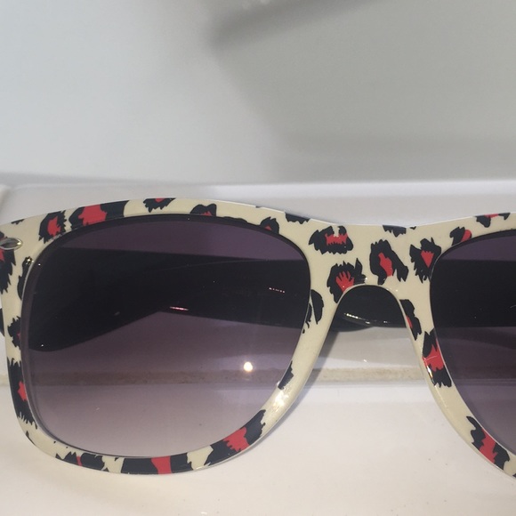Red black and white cheetah print sunglasses - Picture 2 of 5